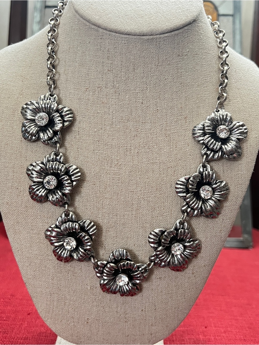VTG Heavy Silvertone 7-Flower Statement Necklace 23” 149.5g Pink UV Glow Crystal